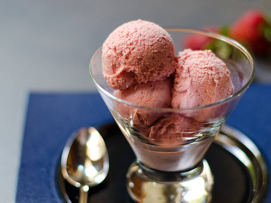 Eggless Roasted Strawberry Ice Cream | Chic Eats