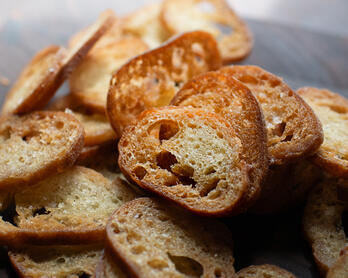 Pile of garlic croutons.